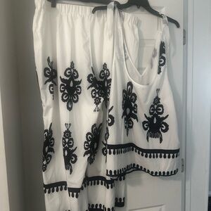Stylish Black and White Women's Cropped Pants Set